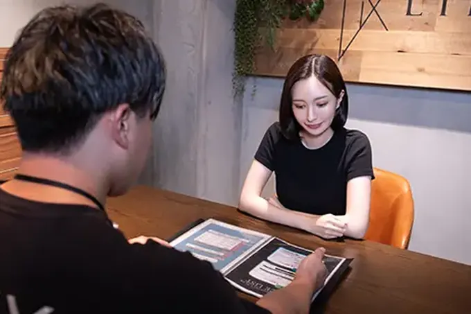 入会前のカウンセリングを受ける女性